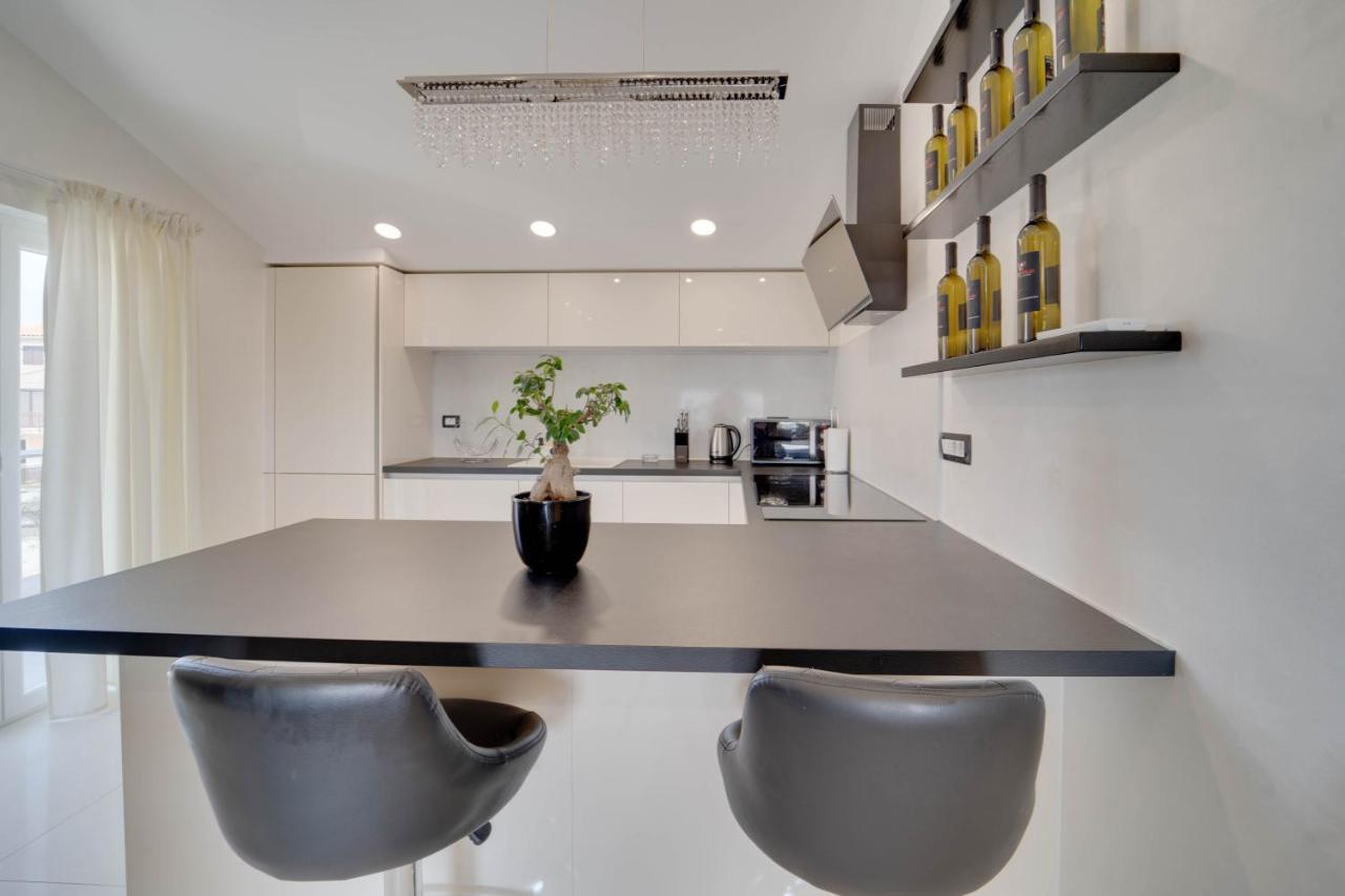 Black Diamond Apartment Vilanija Exterior foto